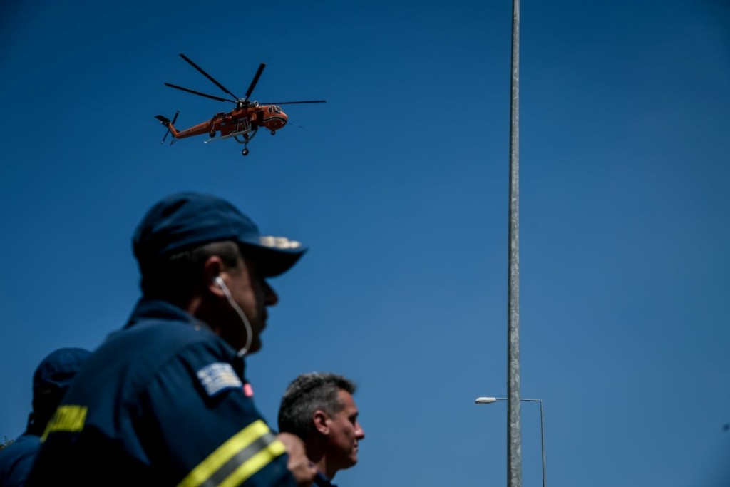 Εξαπλώνονται οι φλόγες στο Καλέτζι Κορινθίας – Ενισχύονται οι δυνάμεις της Πυροσβεστικής (pic&vids)