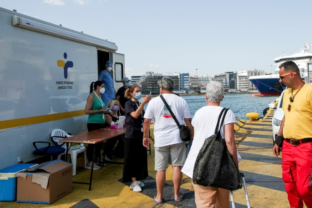 Ανησυχεί η διασπορά του κορονοϊού – 38 περιφέρειες με διψήφιο αριθμό