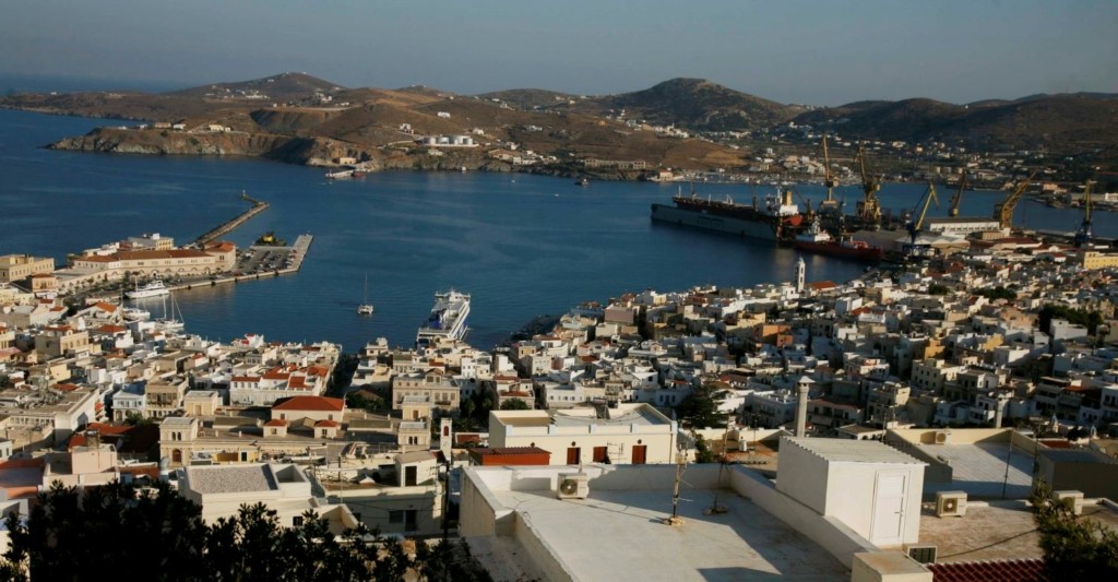 Σκάφος “έσωσε” αυτοκίνητο από βέβαια βουτιά στη θάλασσα (pics)