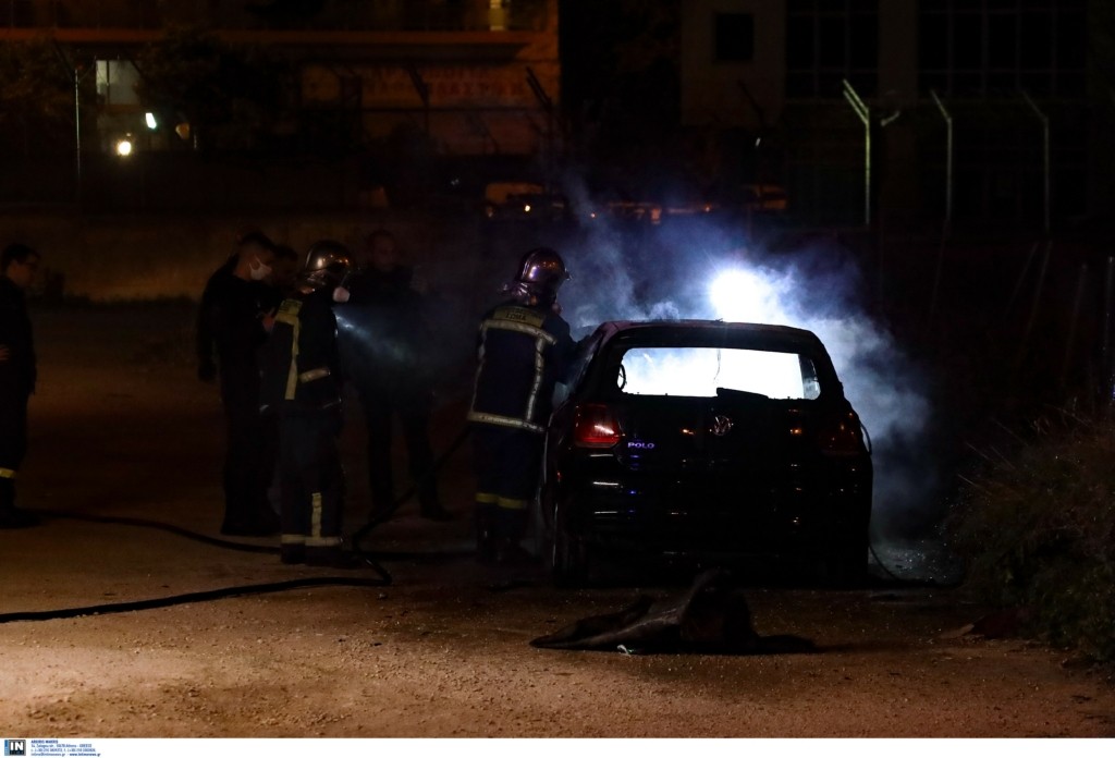 Στις φλόγες τέσσερα αυτοκίνητα σε διάφορες περιοχές της Αττικής