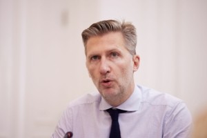 Σκέρτσος: Είμαστε στον σωστό δρόμο – Η ελληνική οικονομία δείχνει ισχυρή ανάκαμψη μετά την κρίση