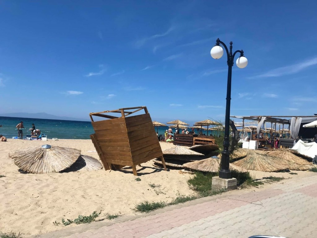 Ανεμοστρόβιλος χτυπά παραλία της Χαλκιδικής – Έτρεχαν να σωθούν οι λουόμενοι (pic)