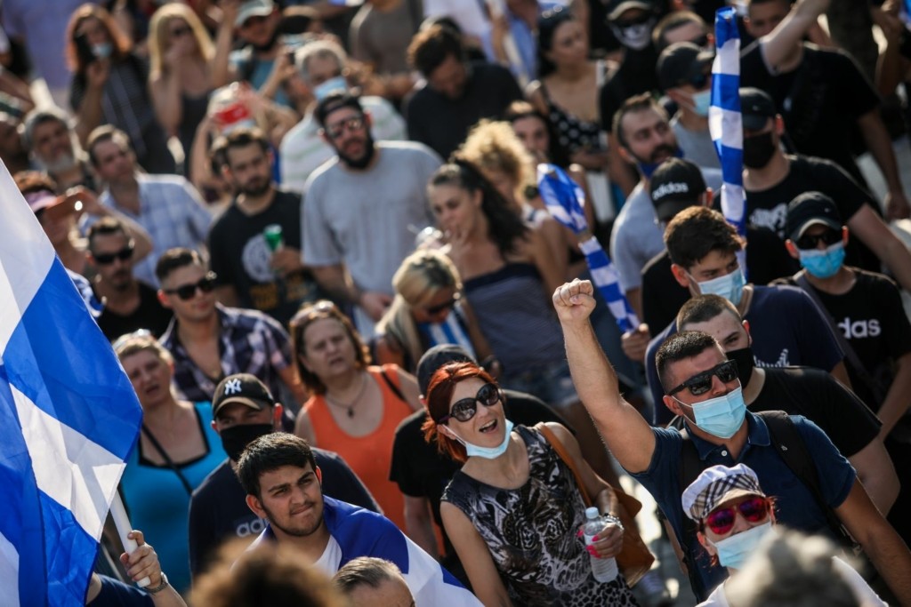 Με σταυρούς και εικόνες συγκεντρώθηκαν στο Σύνταγμα οι αρνητές των εμβολίων (pics)