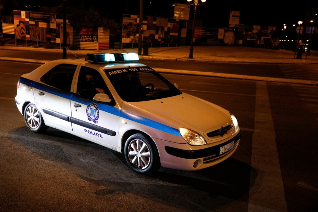 Μυστήριο με νεκρό άντρα σε πεζοδρόμιο στο κέντρο της Αθήνας