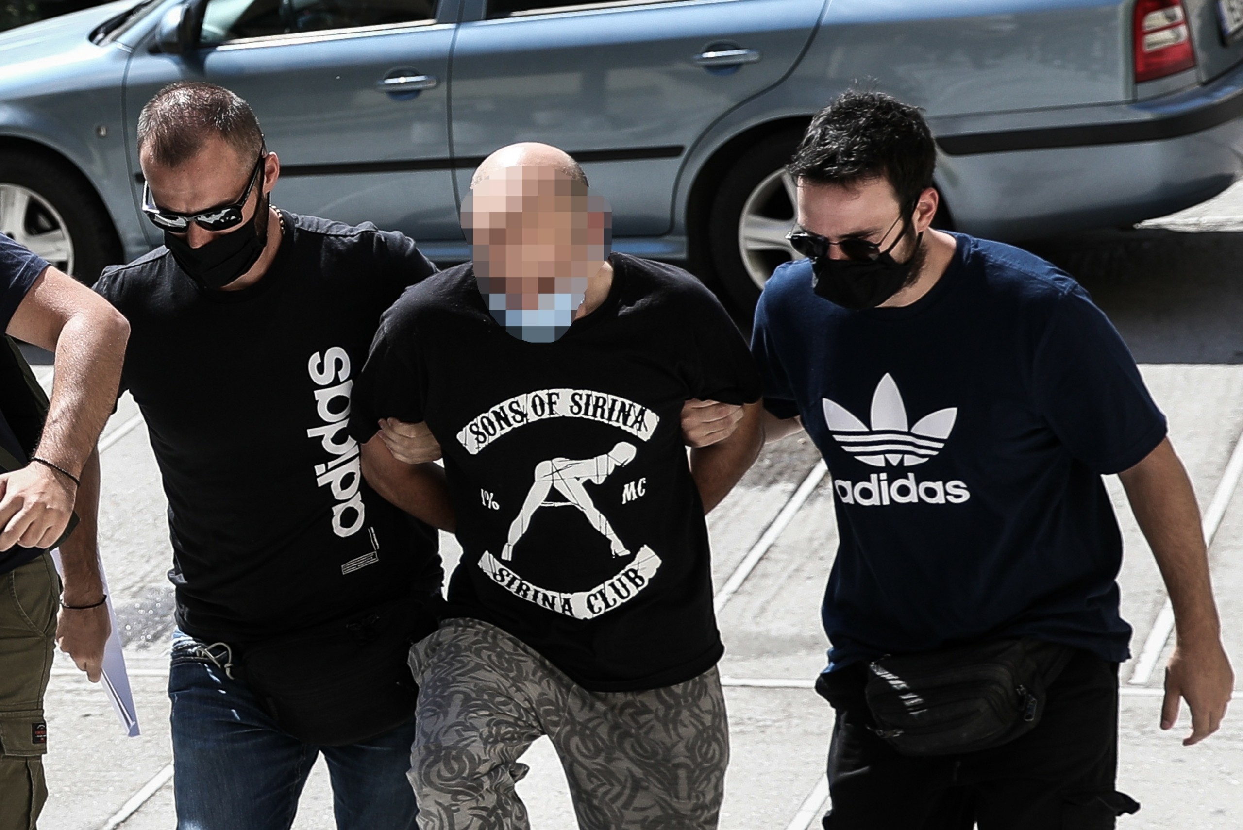 Στον Εισαγγελέα ο αστυνομικός που αιχμαλώτισε και εξέδιδε 19χρονη στην Ηλιούπολη – Η προκλητική μπλούζα από ερωτικές ταινίες (pic)