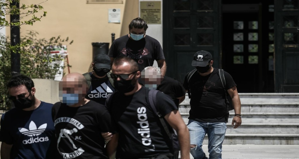 Στο διαμέρισμα της ακολασίας και της αιχμαλωσίας της 19χρονης και η κόρη του αστυνομικού – Οι απίστευτες καταγγελίες