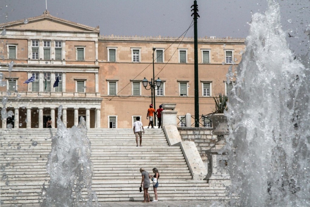 Βοριάδες, τοπικές βροχές και ζέστη την Τρίτη