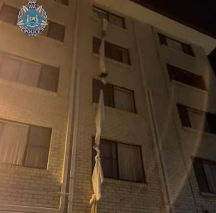 Αυστραλός έφτιαξε σκοινί με σεντόνια για να δραπετεύσει από τον 4ο όροφο ξενοδοχείου καραντίνας (pics)