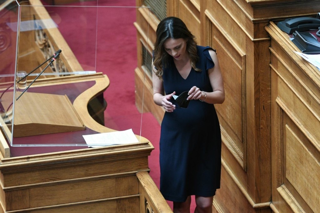 Με φουσκωμένη κοιλίτσα η Έφη Αχτσιόγλου στο φεστιβάλ της Νεολαίας ΣΥΡΙΖΑ (pics)