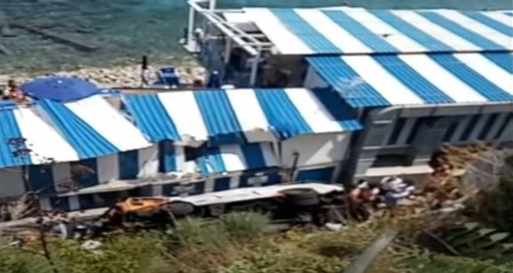 Τραγωδία στην Ιταλία – Σμπαράλια τουριστικό λεωφορείο που έπεσε σε χαράδρα (vid)