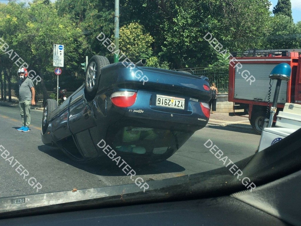 Τροχαίο με ντελαπάρισμα αυτοκινήτου έξω από το Πέδιον του Άρεως (pics)