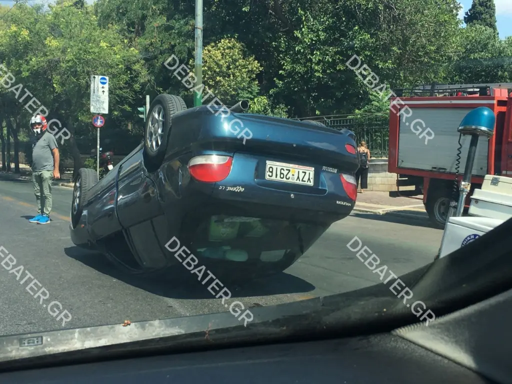 Τροχαίο με ντελαπάρισμα αυτοκινήτου έξω από το Πέδιον του Άρεως (pics)