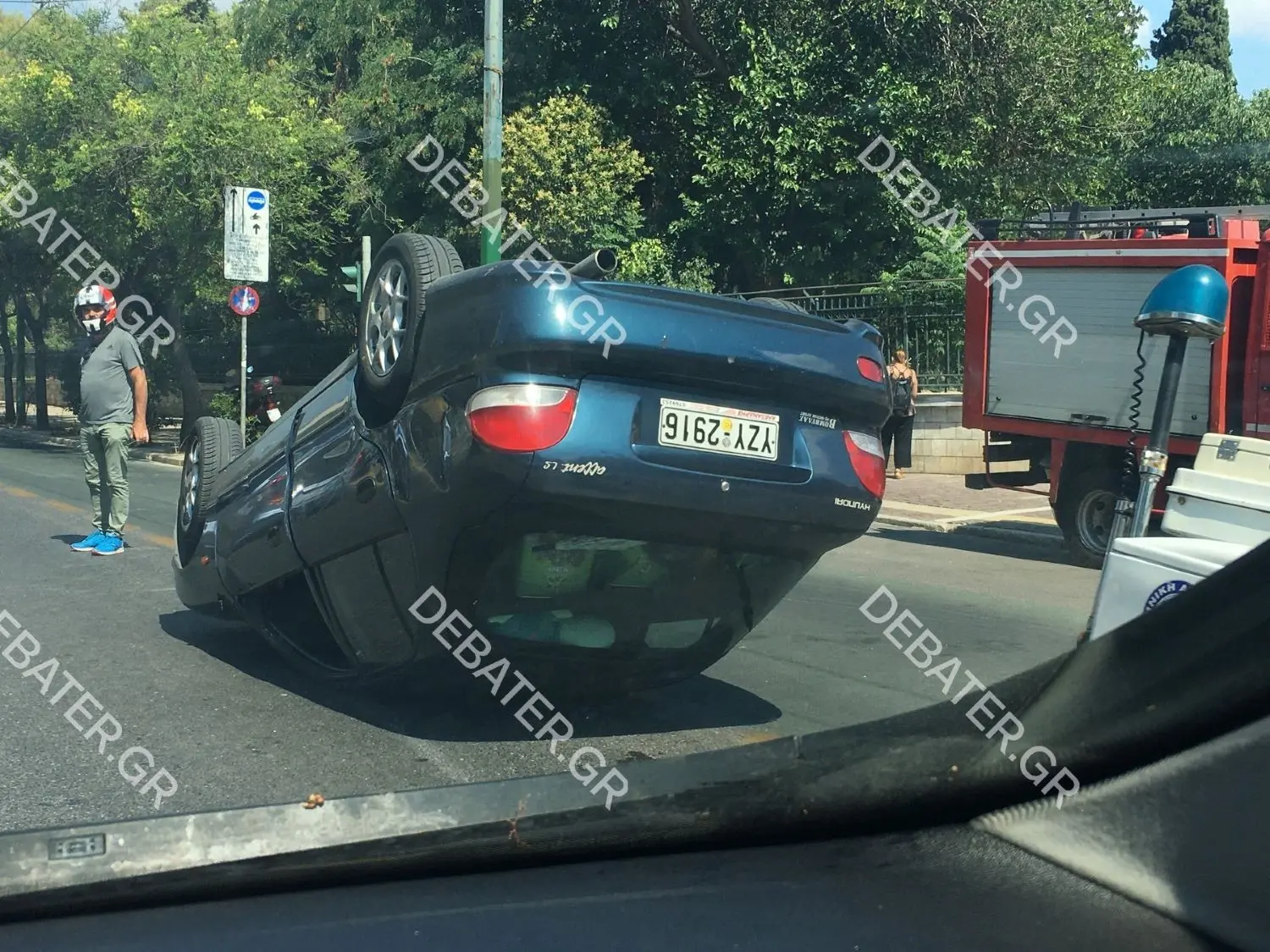 Τροχαίο με ντελαπάρισμα αυτοκινήτου έξω από το Πέδιον του Άρεως (pics)