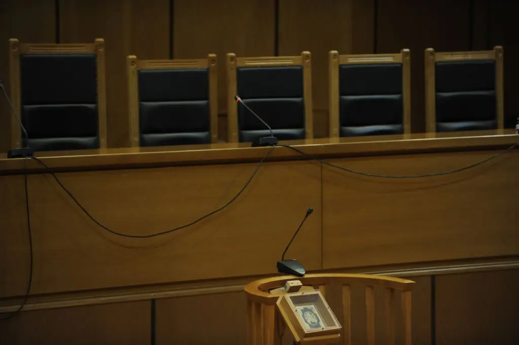 Δικάζεται η αρνήτρια φυσικοθεραπεύτρια που είχε ταμπουρωθεί μέσα στο ΚΑΠΗ