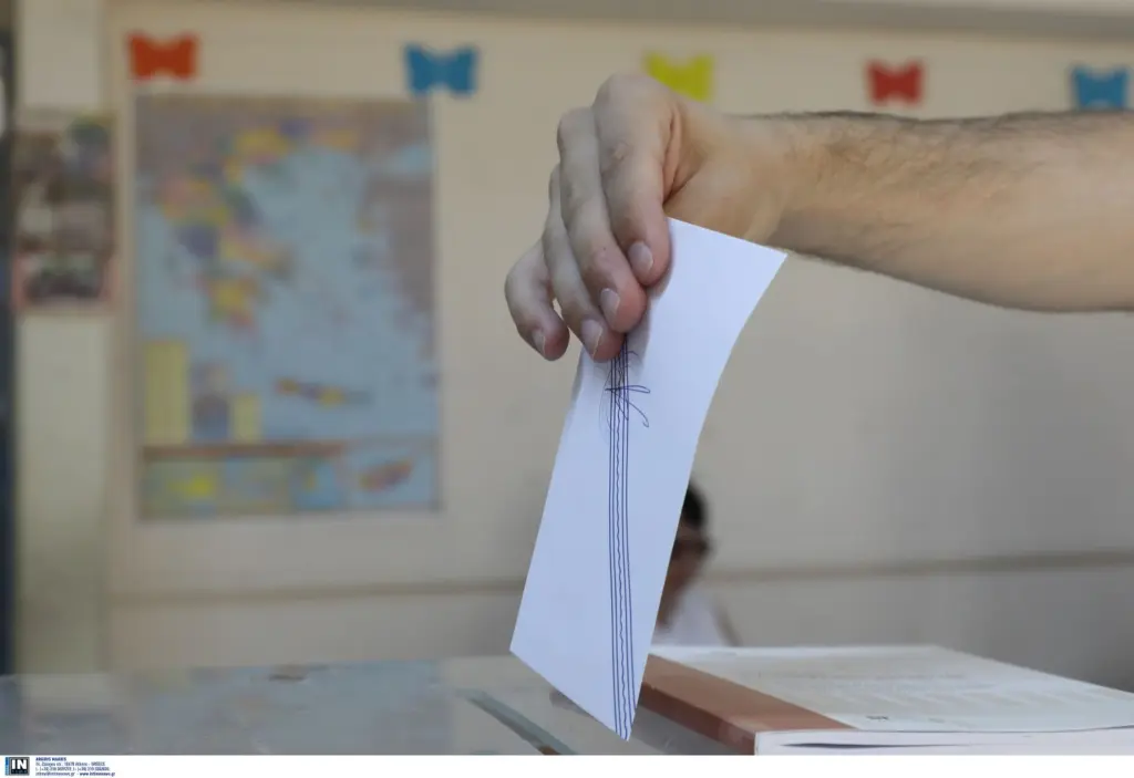 Νέα δημοσκόπηση – Τι ψηφίζουν όσοι δεν έχουν εμβολιαστεί – “Πληγωμένη” αλλά με διψήφιο προβάδισμα η κυβέρνηση