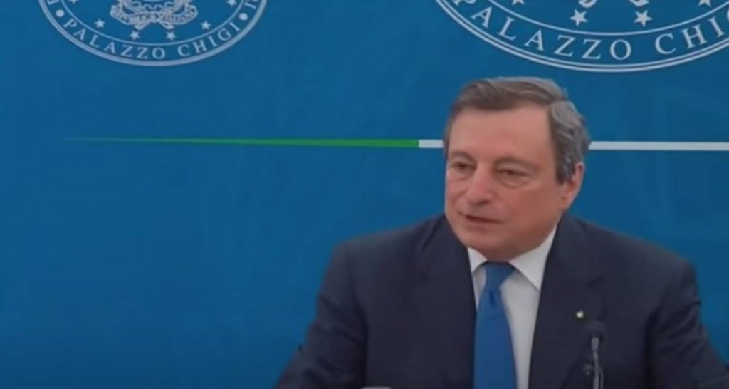 Σπεύδουν να εμβολιαστούν οι Ιταλοί μετά την έκκληση του Μάριο Ντράγκι
