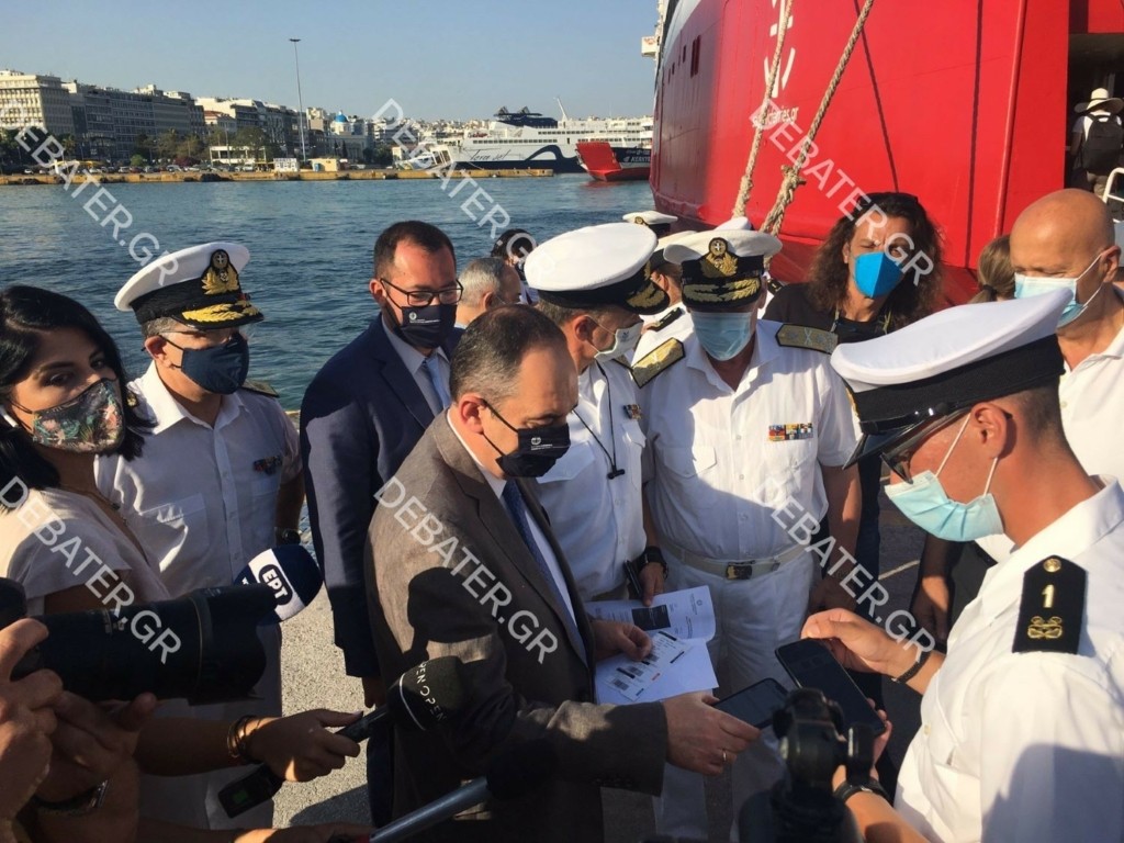 Ο Πλακιωτάκης στο λιμάνι του Πειραιά – Επιθεώρησε την διαδικασία και “ελέγχθηκε” από το λιμενικό (pic&vid)
