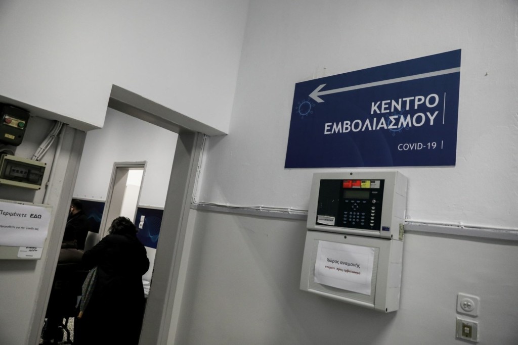 Η Επιτροπή Εμβολιασμών “αδειάζει” μεγαλοπρεπώς τον Γκίκα Μαγιορκίνη για τα εμβόλια γρίπης και κορονοϊού