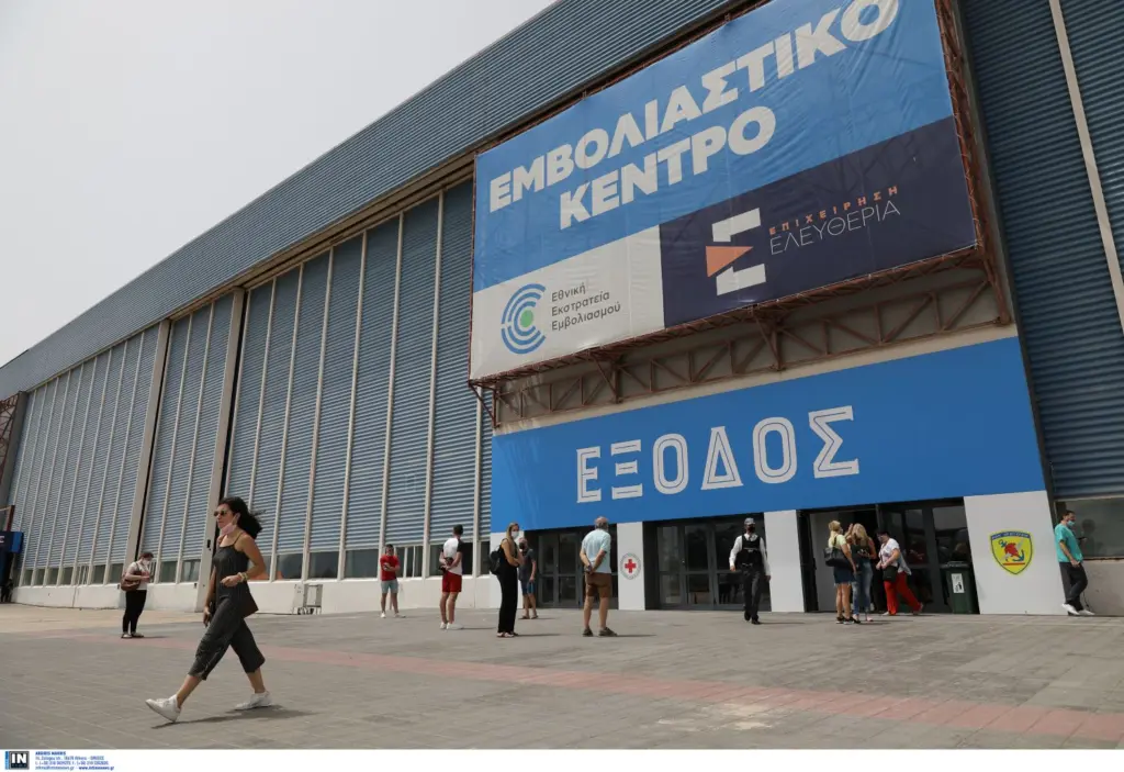 Στις επόμενες μέρες εγκρίνεται ο εμβολιασμός για τις ηλικίες 15-17