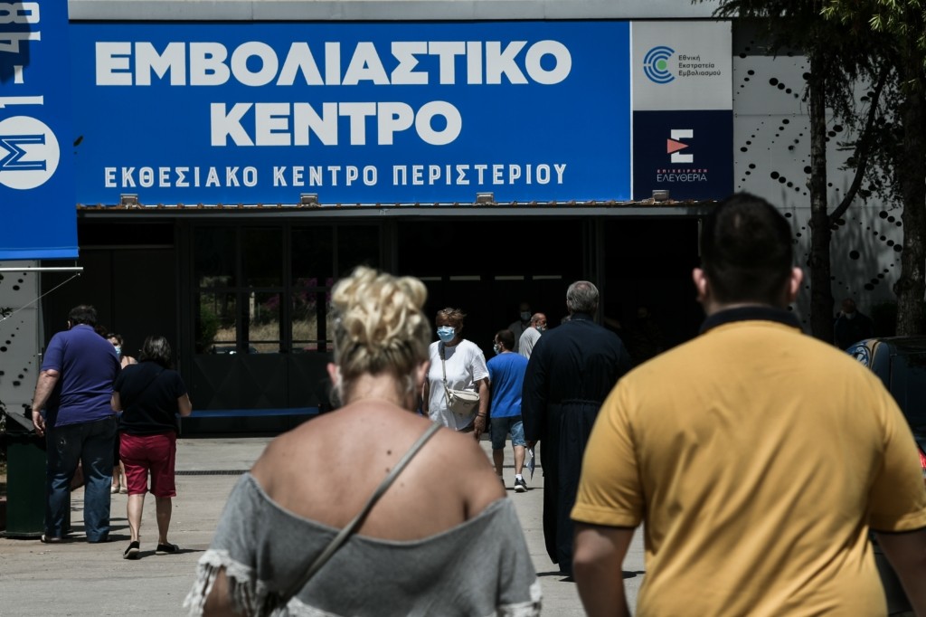 Ξεκινούν τις επόμενες μέρες οι υποχρεωτικοί εμβολιασμοί – Ποιοι είναι πρώτοι στη λίστα της κυβέρνησης