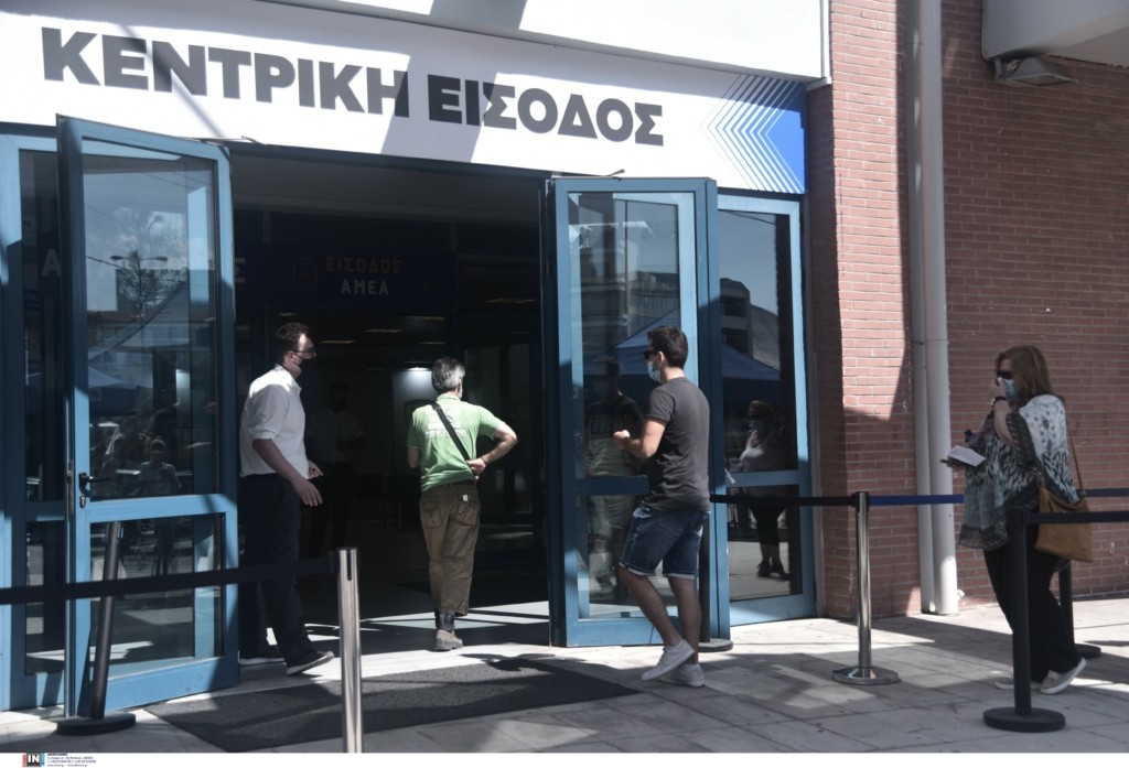 Χωρίς μισθό και ασφάλιση όσοι επιμένουν να “γυρνούν την πλάτη” στο εμβόλιο – Τι ετοιμάζει η κυβέρνηση