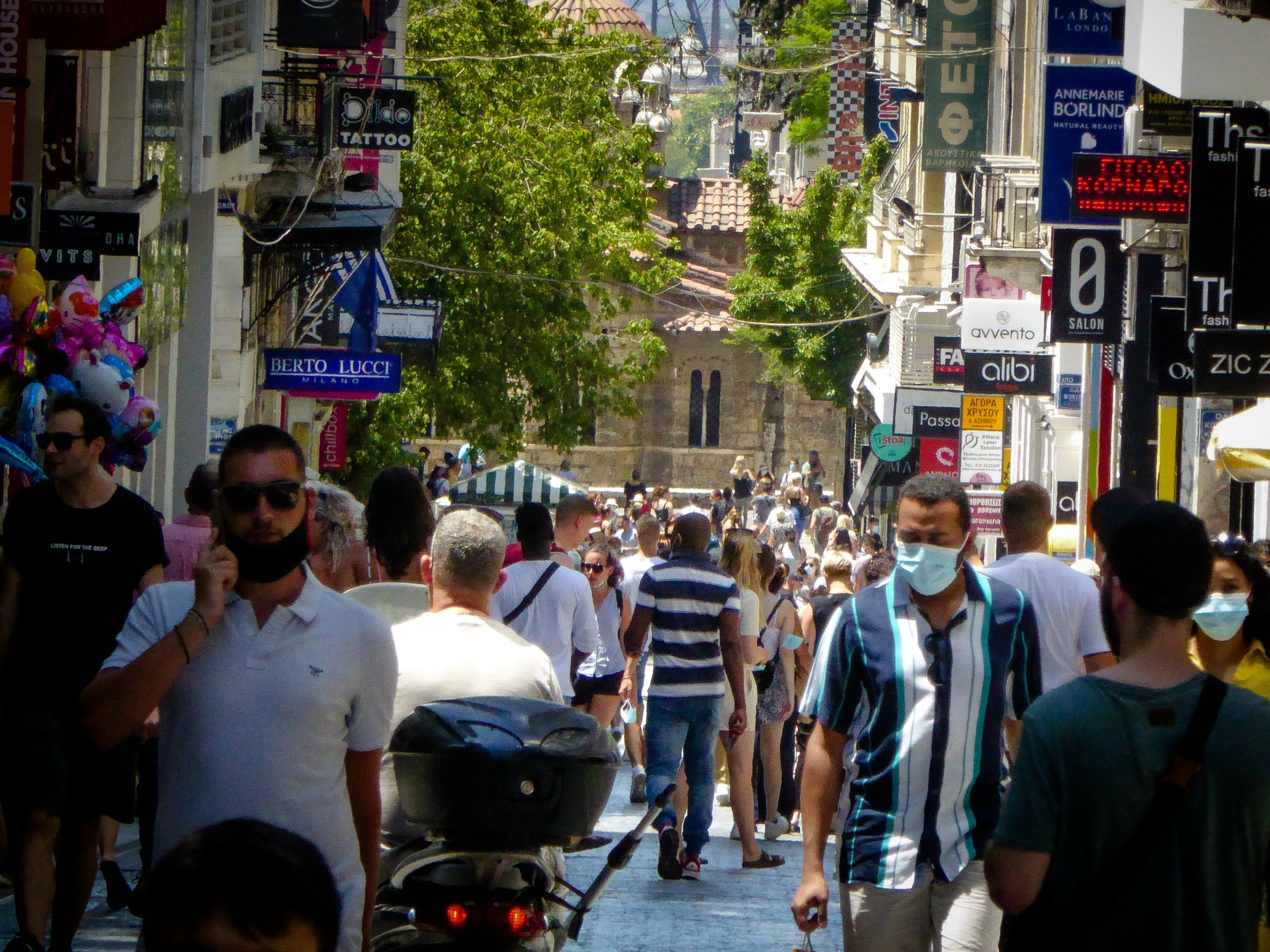 Τον κορονοϊό χτυπά η κυβέρνηση με “όχημα” νέα μέτρα, υποχρεωτικούς εμβολιασμούς και κυρώσεις στους αρνητές