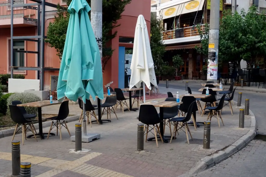 Μαγαζάτορας απαγορεύει την είσοδο των εμβολιασμένων στο κατάστημα του (pics)
