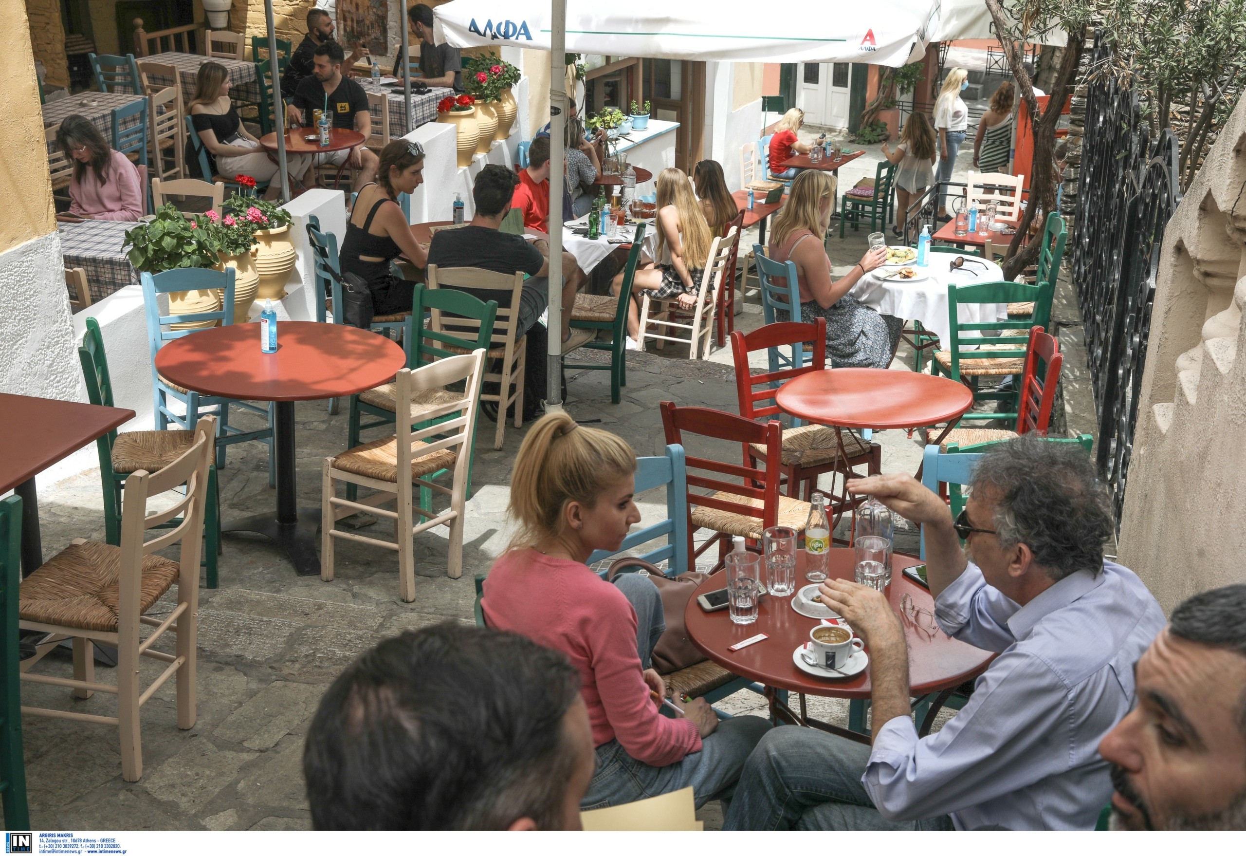 Αναβρασμός στην κυβέρνηση για τα νέα μέτρα – Τα σενάρια για εστίαση, διασκέδαση και γάμους