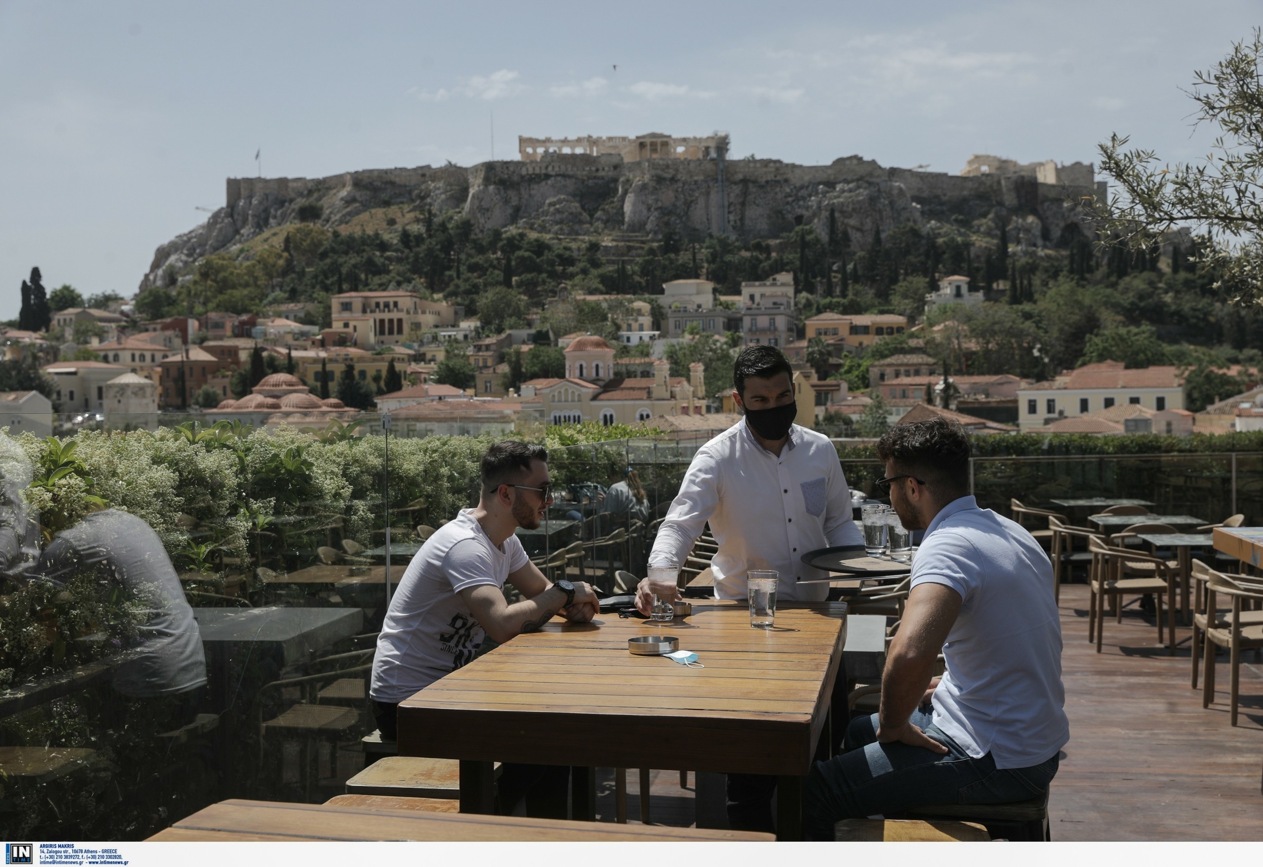 Μια νέα πραγματικότητα ξεκινά – Πρόσβαση στα μαγαζιά με “πράσινο και κόκκινο”, καλοκαίρι στο καθιστό και υποχρεωτικοί εμβολιασμοί