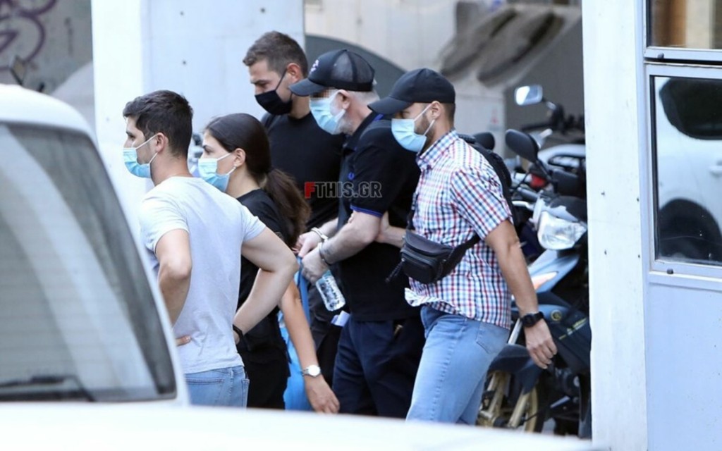 Με χειροπέδες και σκυμμένο το κεφάλι μεταφέρεται στις φυλακές Τρίπολης ο Πέτρος Φιλιππίδης