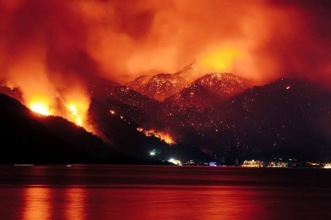 Συνεχίζεται ο πύρινος εφιάλτης στην Τουρκία – Στους 4 οι νεκροί – Οι κάτοικοι επιτέθηκαν στον Τσαβούσογλου (pics&vids)