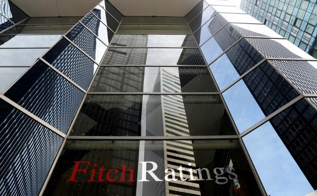 Η έκθεση της Fitch για την Ελλάδα – Οι κίνδυνοι από τη νέα αύξηση των κρουσμάτων κορονοϊού