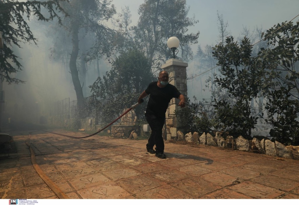Οι υπεράνθρωπες προσπάθειες των κατοίκων να σώσουν τα σπίτια τους από τις φλόγες στη Σταμάτα (pics)