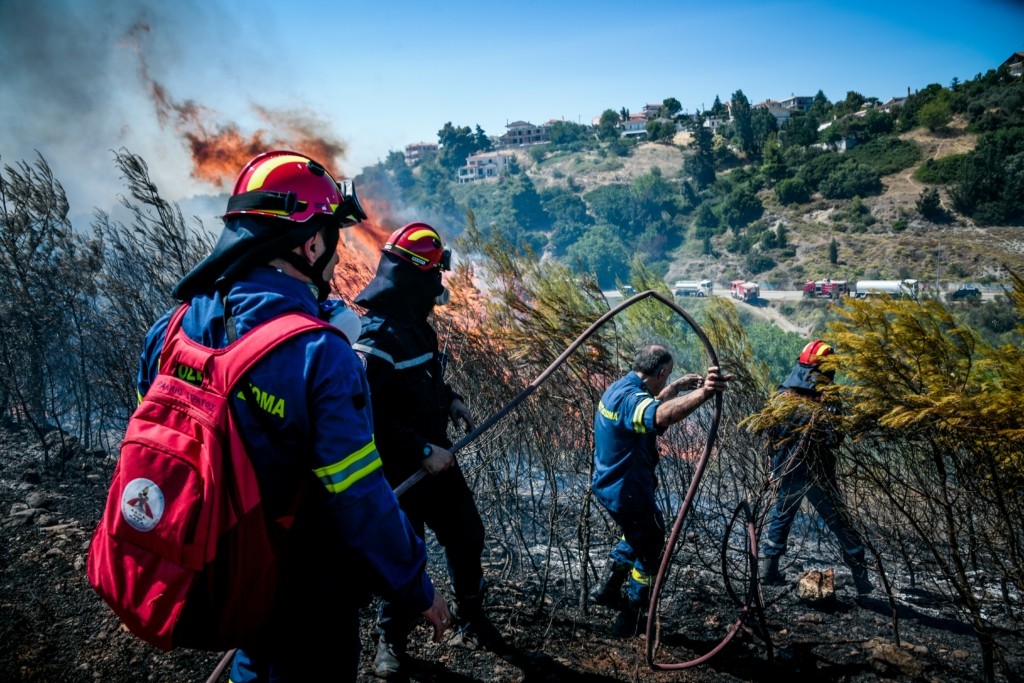 Μάχη με τα πύρινα μέτωπα σε Ελευσίνα, Ασπρόπυργο, Βαρνάβα και Στύρα – Τιτάνια μάχη της Πυροσβεστικής (pics&vid)