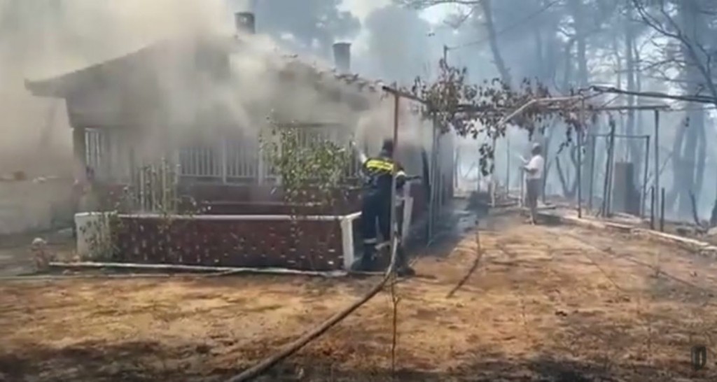 Σπίτι παραδίδεται στις φλόγες σε live σύνδεση – H στιγμή που πυροσβέστες προσπαθούν να τη σβήσουν (vid)