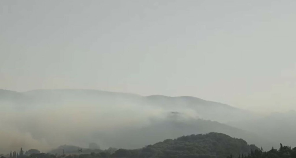 Φωτιά στη Βόνιτσα – Το “μεγαθήριο” Beriev-200 επιχειρεί στο σημείο
