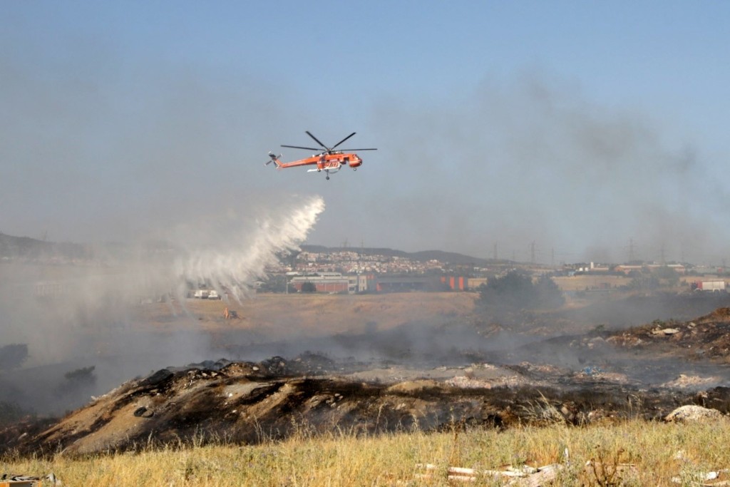 Μία σύλληψη για τη φωτιά στο Καλέντζι ενώ η πυρκαγιά μαίνεται