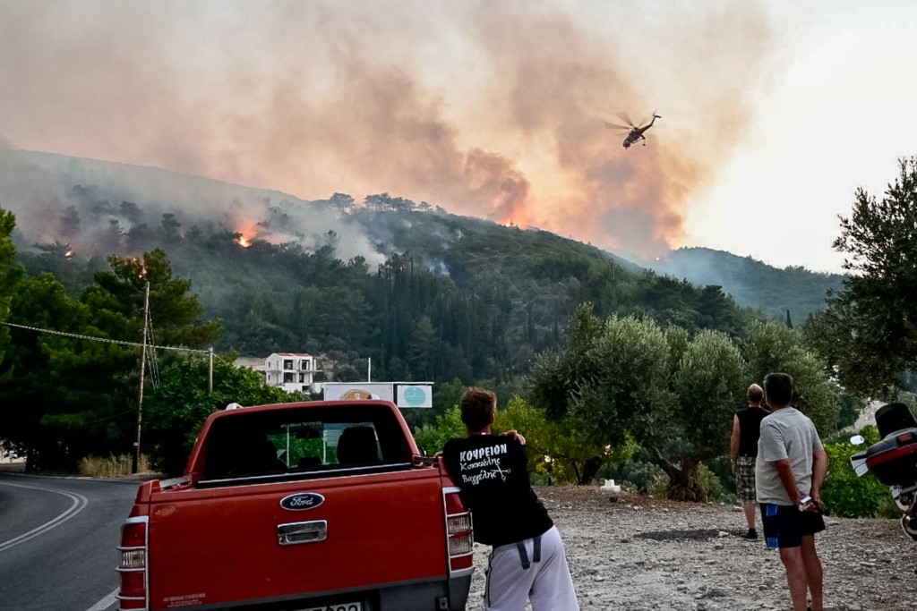 Καλύτερη η εικόνα της φωτιάς στη Σάμο – Στη μάχη και το ρωσικό “θηρίο” Beriev (pics&vid)