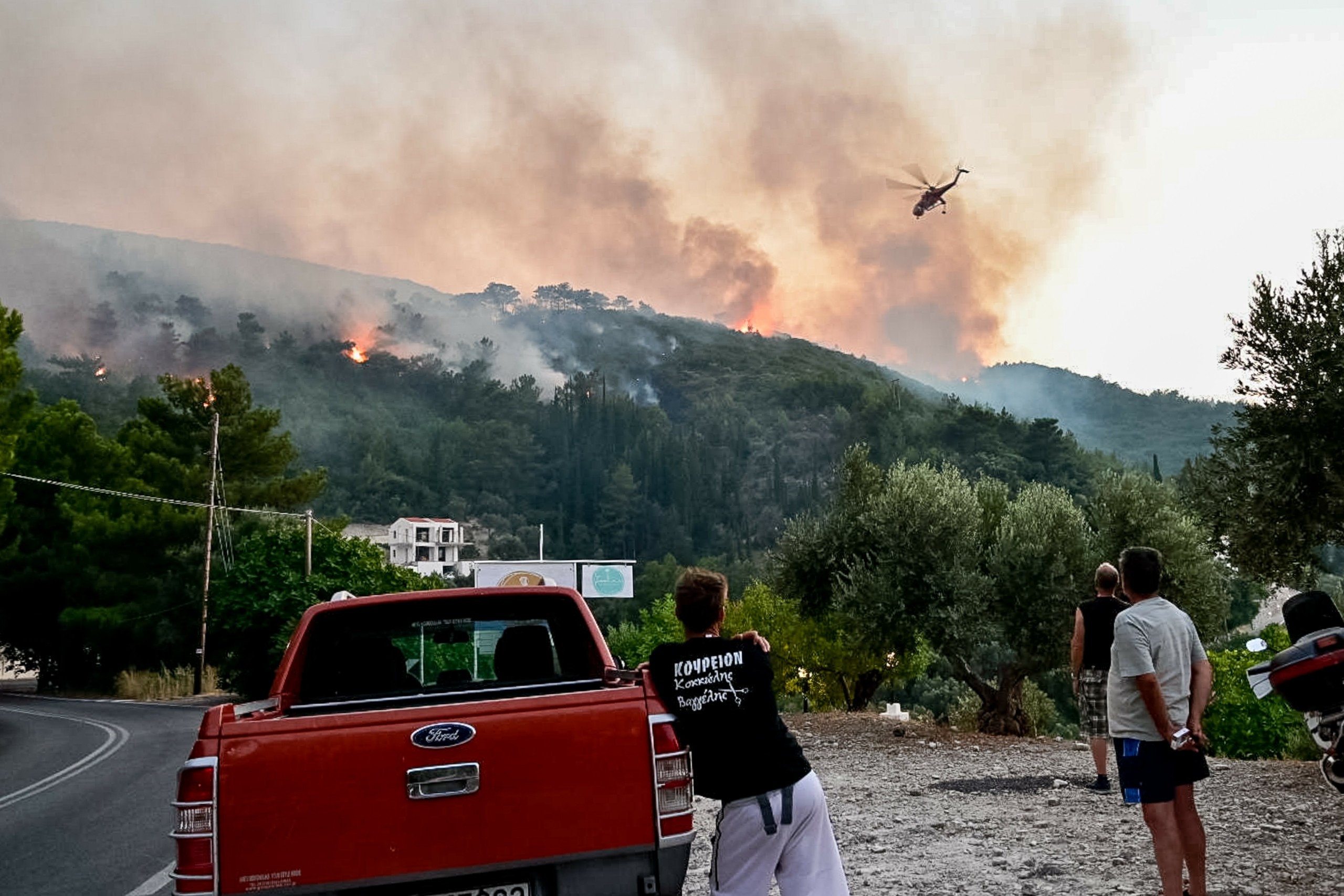 Καλύτερη η εικόνα της φωτιάς στη Σάμο – Στη μάχη και το ρωσικό “θηρίο” Beriev (pics&vid)