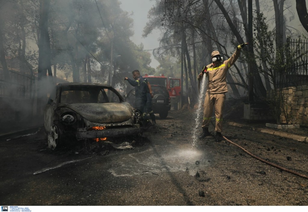 Λιωμένες λαμαρίνες αυτοκινήτων άφησε πίσω της η φωτιά στη Σταμάτα (pics)