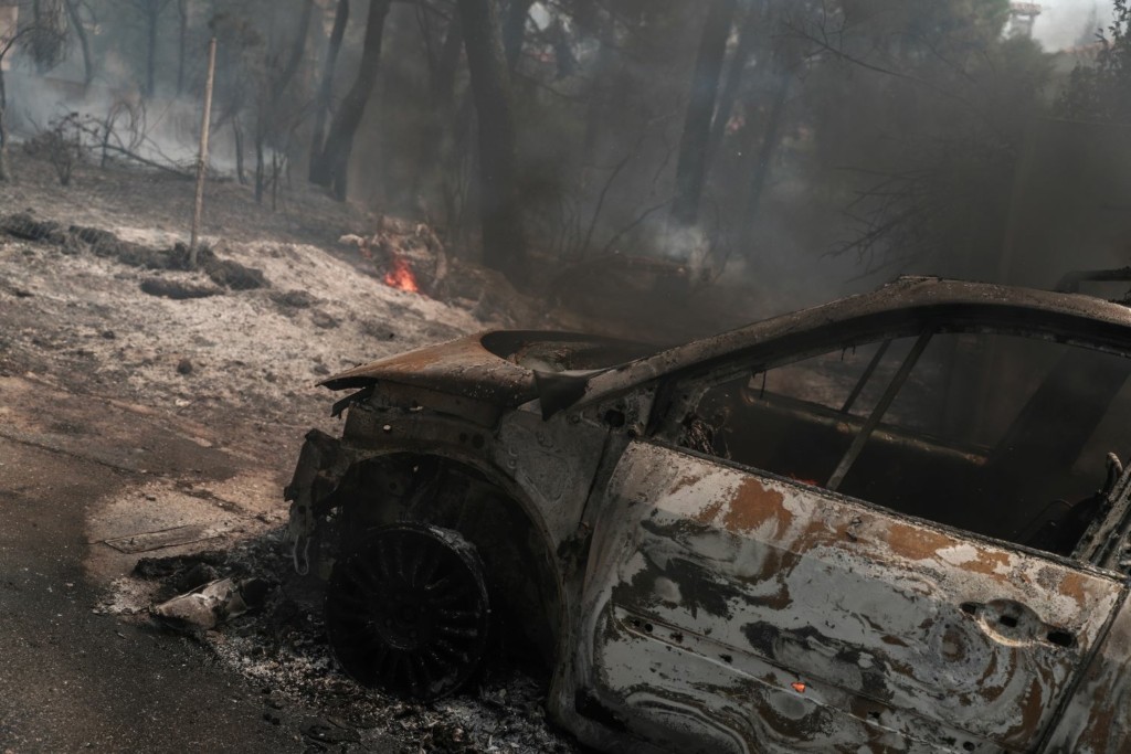 Τις πληγές τους μετρούν οι κάτοικοι στη Σταμάτα – Σπίτια και αυτοκίνητα παραδόθηκαν στις φλόγες (pics)