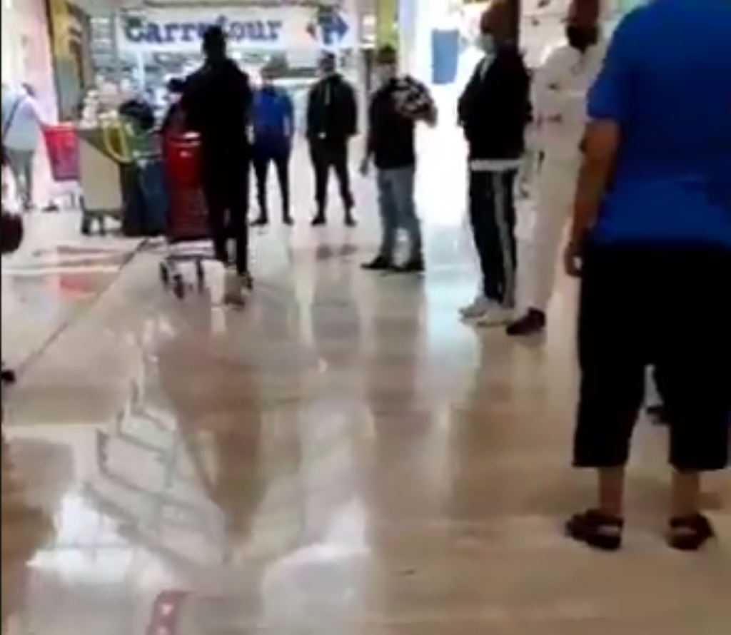 Άγρια επίθεση σε εμπορικό κέντρο  στη Γαλλία – Άγνωστος μαχαίρωσε δύο άτομα (vid)