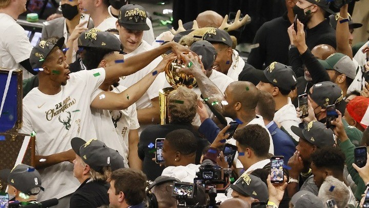 Στην κορυφή του NBA ο Γιάννης Αντετοκούνμπο και οι Μιλγουόκι Μπακς (vid)