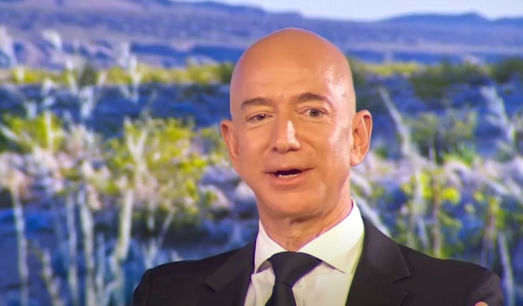 Ο Τζεφ Μπέζος παραδίδει το “τιμόνι” της Amazon – Ποια τα επόμενα σχέδια του