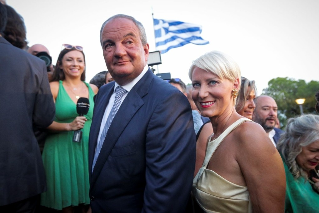 Καραμανλής-Παζαϊτη στο πλευρό των διδύμων στην τελετή αποφοίτησης – Οι λαμπερές εμφανίσεις μαμάς και κόρης