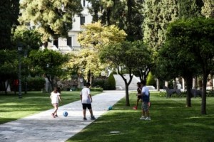 Δημογραφικό: Ολοένα και λιγότεροι – Πώς μειώθηκε κατά 500.000 άτομα ο πληθυσμός