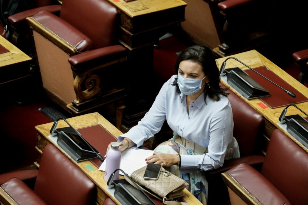 Η Όλγα ξύνεται στην… κατσούνα του Κυριάκου