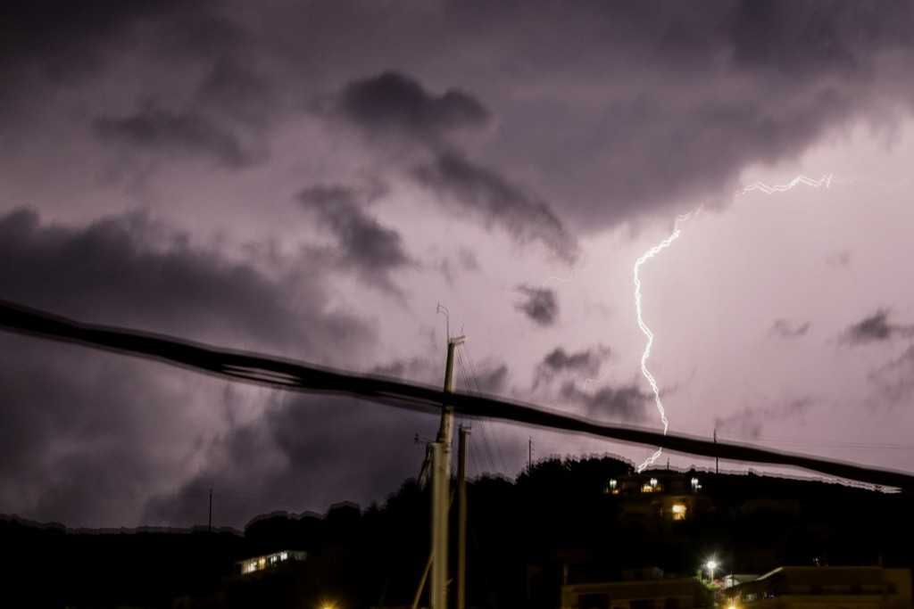 Xάος από κεραυνούς σε Πάρνηθα και Πεντέλη – Εστίες φωτιάς και στα δύο βουνά