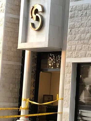 Σκηνικό πολέμου μετά την επίθεση στο κανάλι ΣΙΓΜΑ – Η σοκαριστική στιγμή της εισβολής των κουκουλοφόρων (pics&vid)