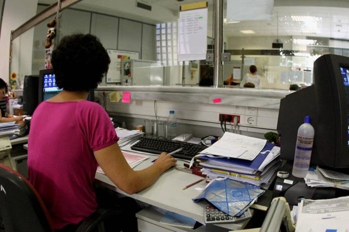 “Μπούκαραν” σε δημόσια υπηρεσία χωρίς μάσκα και το πλήρωσαν ακριβά